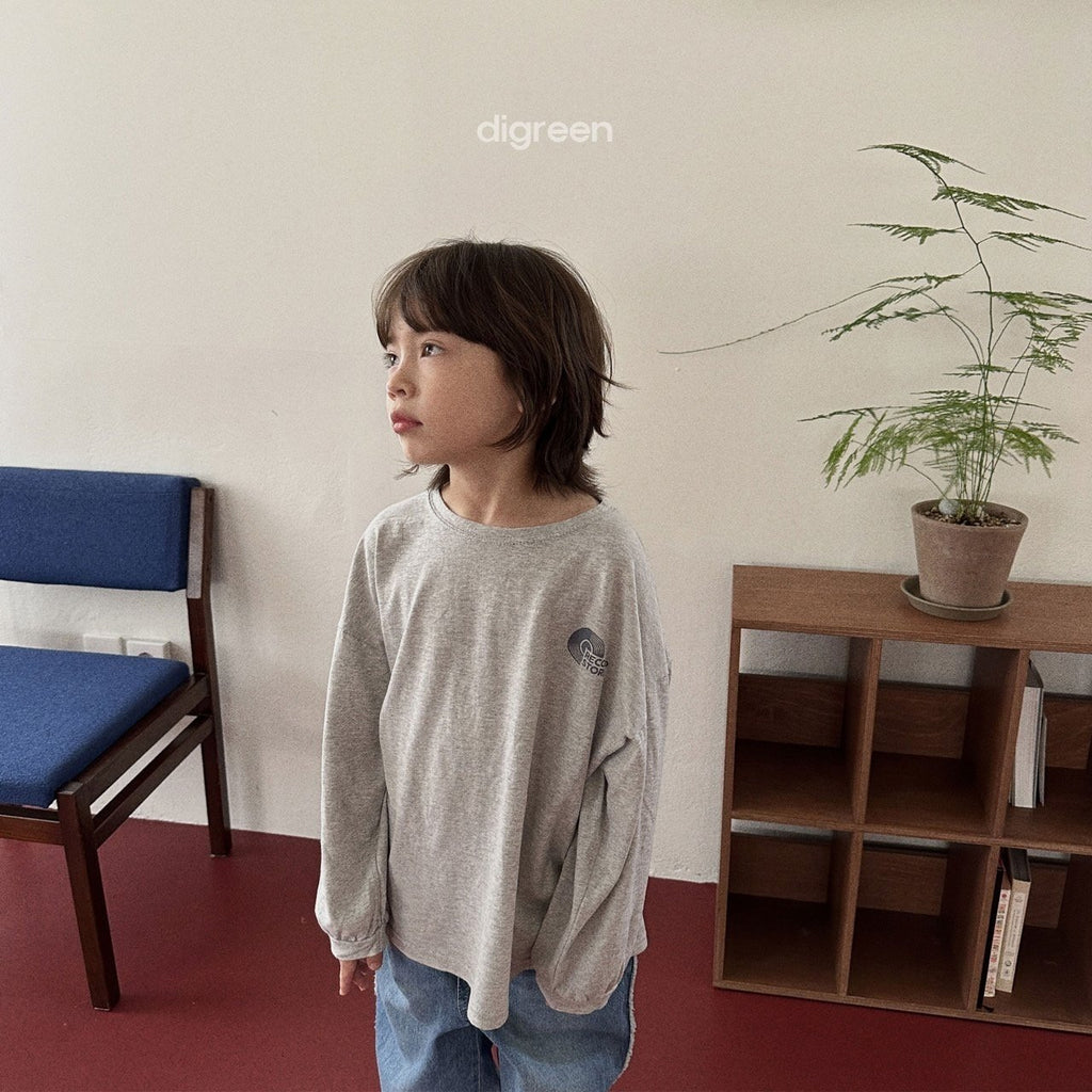 韓国子供服Digreen(ディグリーン) record t-shirtsモデルカット1